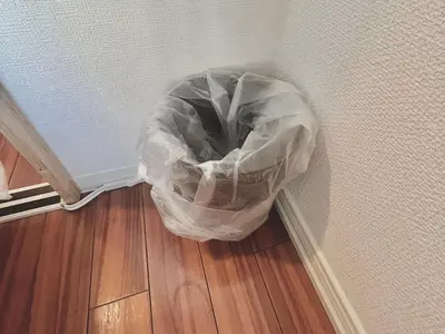 a plastic bag in the corner of a wall at Shinjuku 10 min walk, Higashi Shinjuku 4 min, Kabukicho, Shin-Okubo apartment in Tokyo