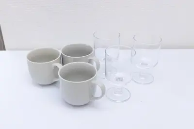 a group of cups and wine glasses on a table at \u30e1\u30eb\u30c7\u30a3\u30a2\u6771\u5800\u5207 in Tokyo