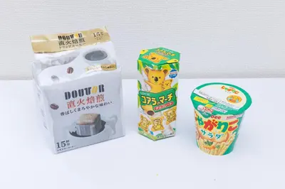 a box of cereal and a cup of food at \u30e1\u30eb\u30c7\u30a3\u30a2\u6771\u5800\u5207 in Tokyo