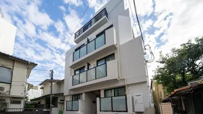 a white building with windows on the side of it at \u3055\u304f\u3089\u65c5\u9928\u9ad8\u5186\u5bfa\u5317\u5343\u5229\u4f11101\u53f7\u5ba4 in Tokyo