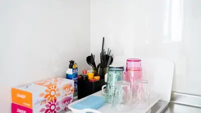 a table with glasses and a box on it at \u3055\u304f\u3089\u65c5\u9928\u9ad8\u5186\u5bfa\u5317\u5343\u5229\u4f11101\u53f7\u5ba4 in Tokyo