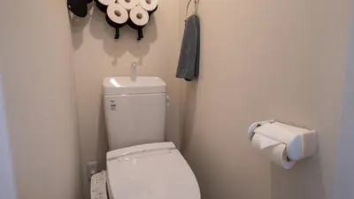 a bathroom with a toilet and a roll of toilet paper at \u3055\u304f\u3089\u65c5\u9928\u9ad8\u5186\u5bfa\u5317\u5343\u5229\u4f11101\u53f7\u5ba4 in Tokyo