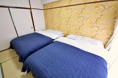 two beds sitting next to each other in a room at \u9daf\u8c37 \u5bdb\u6c38\u5bfa\u5742\u30cf\u30a4\u30e0902 in Tokyo