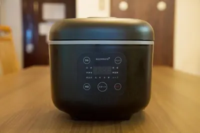 a black toaster sitting on top of a wooden floor at \u9daf\u8c37 \u5bdb\u6c38\u5bfa\u5742\u30cf\u30a4\u30e0902 in Tokyo