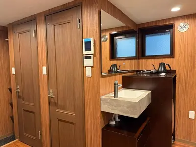 a bathroom with a sink and a mirror at A3 Shinjuku Business District hotel, 9 mins to ST Max 4P \u65b0\u5bbf\u5546\u52a1\u533a \u5168\u65b0\u88c5\u4fee \u4ea4\u901a\u4e2d\u5fc3 \u8f66\u7ad99\u5206\u949f \u6700\u59274\u4eba \u76f4\u8fbe\u65b0\u5bbf \u6d89\u8c37 \u8868\u53c2\u9053 \u54c1\u5ddd \u6c60\u888b \u4e0a\u91ce \u4ee3\u4ee3\u6728 \u94f6\u5ea7 \u539f\u5bbf in Tokyo