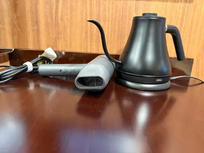 a phone sitting on top of a table at A3 Shinjuku Business District hotel, 9 mins to ST Max 4P \u65b0\u5bbf\u5546\u52a1\u533a \u5168\u65b0\u88c5\u4fee \u4ea4\u901a\u4e2d\u5fc3 \u8f66\u7ad99\u5206\u949f \u6700\u59274\u4eba \u76f4\u8fbe\u65b0\u5bbf \u6d89\u8c37 \u8868\u53c2\u9053 \u54c1\u5ddd \u6c60\u888b \u4e0a\u91ce \u4ee3\u4ee3\u6728 \u94f6\u5ea7 \u539f\u5bbf in Tokyo