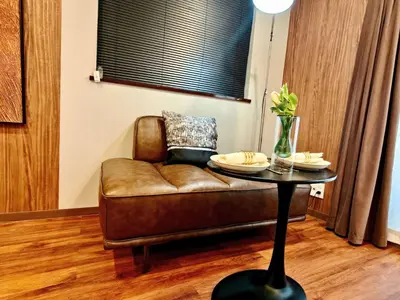 a brown leather couch sitting in a living room with a table at A3 Shinjuku Business District hotel, 9 mins to ST Max 4P \u65b0\u5bbf\u5546\u52a1\u533a \u5168\u65b0\u88c5\u4fee \u4ea4\u901a\u4e2d\u5fc3 \u8f66\u7ad99\u5206\u949f \u6700\u59274\u4eba \u76f4\u8fbe\u65b0\u5bbf \u6d89\u8c37 \u8868\u53c2\u9053 \u54c1\u5ddd \u6c60\u888b \u4e0a\u91ce \u4ee3\u4ee3\u6728 \u94f6\u5ea7 \u539f\u5bbf in Tokyo