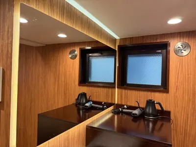 a bathroom with a sink and two windows at A3 Shinjuku Business District hotel, 9 mins to ST Max 4P \u65b0\u5bbf\u5546\u52a1\u533a \u5168\u65b0\u88c5\u4fee \u4ea4\u901a\u4e2d\u5fc3 \u8f66\u7ad99\u5206\u949f \u6700\u59274\u4eba \u76f4\u8fbe\u65b0\u5bbf \u6d89\u8c37 \u8868\u53c2\u9053 \u54c1\u5ddd \u6c60\u888b \u4e0a\u91ce \u4ee3\u4ee3\u6728 \u94f6\u5ea7 \u539f\u5bbf in Tokyo