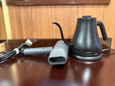 a tea kettle on top of a wooden table at A3 Shinjuku Business District hotel, 9 mins to ST Max 4P \u65b0\u5bbf\u5546\u52a1\u533a \u5168\u65b0\u88c5\u4fee \u4ea4\u901a\u4e2d\u5fc3 \u8f66\u7ad99\u5206\u949f \u6700\u59274\u4eba \u76f4\u8fbe\u65b0\u5bbf \u6d89\u8c37 \u8868\u53c2\u9053 \u54c1\u5ddd \u6c60\u888b \u4e0a\u91ce \u4ee3\u4ee3\u6728 \u94f6\u5ea7 \u539f\u5bbf in Tokyo