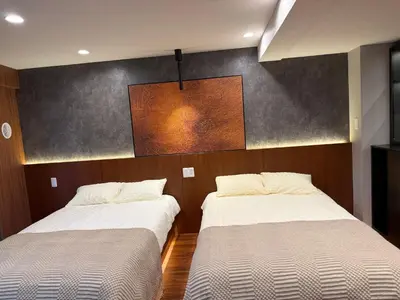 two beds sitting in a room with at A3 Shinjuku Business District hotel, 9 mins to ST Max 4P \u65b0\u5bbf\u5546\u52a1\u533a \u5168\u65b0\u88c5\u4fee \u4ea4\u901a\u4e2d\u5fc3 \u8f66\u7ad99\u5206\u949f \u6700\u59274\u4eba \u76f4\u8fbe\u65b0\u5bbf \u6d89\u8c37 \u8868\u53c2\u9053 \u54c1\u5ddd \u6c60\u888b \u4e0a\u91ce \u4ee3\u4ee3\u6728 \u94f6\u5ea7 \u539f\u5bbf in Tokyo