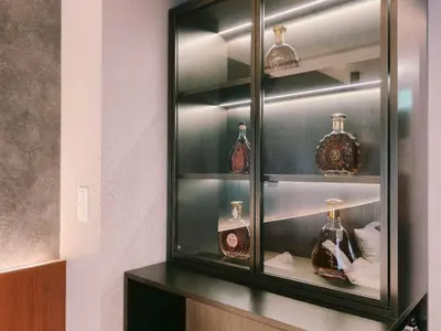a glass cabinet with many bottles on a shelf at A3 Shinjuku Business District hotel, 9 mins to ST Max 4P \u65b0\u5bbf\u5546\u52a1\u533a \u5168\u65b0\u88c5\u4fee \u4ea4\u901a\u4e2d\u5fc3 \u8f66\u7ad99\u5206\u949f \u6700\u59274\u4eba \u76f4\u8fbe\u65b0\u5bbf \u6d89\u8c37 \u8868\u53c2\u9053 \u54c1\u5ddd \u6c60\u888b \u4e0a\u91ce \u4ee3\u4ee3\u6728 \u94f6\u5ea7 \u539f\u5bbf in Tokyo