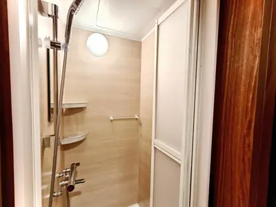 a bathroom with a shower with a glass door at D3 Shinjuku Business District hotel, 9 mins to ST Max 4P \u65b0\u5bbf\u5546\u52a1\u533a \u5168\u65b0\u88c5\u4fee \u4ea4\u901a\u4e2d\u5fc3 \u8f66\u7ad99\u5206\u949f \u6700\u59274\u4eba \u76f4\u8fbe\u65b0\u5bbf \u6d89\u8c37 \u8868\u53c2\u9053 \u54c1\u5ddd \u6c60\u888b \u4e0a\u91ce \u4ee3\u4ee3\u6728 \u94f6\u5ea7 \u539f\u5bbf in Tokyo