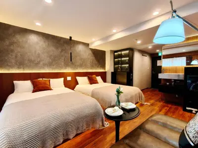 a bedroom with two beds and a living room at B2 Shinjuku Business District hotel, 9 mins to ST Max 4P \u65b0\u5bbf\u5546\u52a1\u533a \u5168\u65b0\u88c5\u4fee \u4ea4\u901a\u4e2d\u5fc3 \u8f66\u7ad99\u5206\u949f \u6700\u59274\u4eba \u76f4\u8fbe\u65b0\u5bbf \u6d89\u8c37 \u8868\u53c2\u9053 \u54c1\u5ddd \u6c60\u888b \u4e0a\u91ce \u4ee3\u4ee3\u6728 \u94f6\u5ea7 \u539f\u5bbf in Tokyo