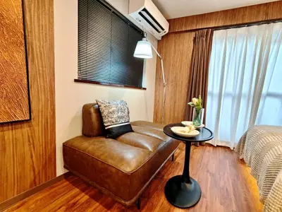 a living room with a leather couch and a table at B2 Shinjuku Business District hotel, 9 mins to ST Max 4P \u65b0\u5bbf\u5546\u52a1\u533a \u5168\u65b0\u88c5\u4fee \u4ea4\u901a\u4e2d\u5fc3 \u8f66\u7ad99\u5206\u949f \u6700\u59274\u4eba \u76f4\u8fbe\u65b0\u5bbf \u6d89\u8c37 \u8868\u53c2\u9053 \u54c1\u5ddd \u6c60\u888b \u4e0a\u91ce \u4ee3\u4ee3\u6728 \u94f6\u5ea7 \u539f\u5bbf in Tokyo