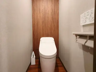 a small bathroom with a white toilet in a room at B2 Shinjuku Business District hotel, 9 mins to ST Max 4P \u65b0\u5bbf\u5546\u52a1\u533a \u5168\u65b0\u88c5\u4fee \u4ea4\u901a\u4e2d\u5fc3 \u8f66\u7ad99\u5206\u949f \u6700\u59274\u4eba \u76f4\u8fbe\u65b0\u5bbf \u6d89\u8c37 \u8868\u53c2\u9053 \u54c1\u5ddd \u6c60\u888b \u4e0a\u91ce \u4ee3\u4ee3\u6728 \u94f6\u5ea7 \u539f\u5bbf in Tokyo