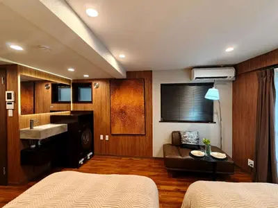 a room with two beds and a kitchen with a sink at B2 Shinjuku Business District hotel, 9 mins to ST Max 4P \u65b0\u5bbf\u5546\u52a1\u533a \u5168\u65b0\u88c5\u4fee \u4ea4\u901a\u4e2d\u5fc3 \u8f66\u7ad99\u5206\u949f \u6700\u59274\u4eba \u76f4\u8fbe\u65b0\u5bbf \u6d89\u8c37 \u8868\u53c2\u9053 \u54c1\u5ddd \u6c60\u888b \u4e0a\u91ce \u4ee3\u4ee3\u6728 \u94f6\u5ea7 \u539f\u5bbf in Tokyo
