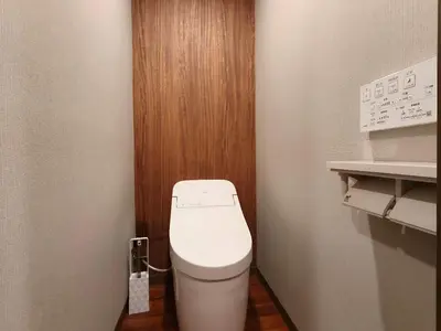 a small bathroom with a toilet in a room at B2 Shinjuku Business District hotel, 9 mins to ST Max 4P \u65b0\u5bbf\u5546\u52a1\u533a \u5168\u65b0\u88c5\u4fee \u4ea4\u901a\u4e2d\u5fc3 \u8f66\u7ad99\u5206\u949f \u6700\u59274\u4eba \u76f4\u8fbe\u65b0\u5bbf \u6d89\u8c37 \u8868\u53c2\u9053 \u54c1\u5ddd \u6c60\u888b \u4e0a\u91ce \u4ee3\u4ee3\u6728 \u94f6\u5ea7 \u539f\u5bbf in Tokyo