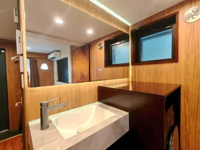 a bathroom with a sink and a mirror at B2 Shinjuku Business District hotel, 9 mins to ST Max 4P \u65b0\u5bbf\u5546\u52a1\u533a \u5168\u65b0\u88c5\u4fee \u4ea4\u901a\u4e2d\u5fc3 \u8f66\u7ad99\u5206\u949f \u6700\u59274\u4eba \u76f4\u8fbe\u65b0\u5bbf \u6d89\u8c37 \u8868\u53c2\u9053 \u54c1\u5ddd \u6c60\u888b \u4e0a\u91ce \u4ee3\u4ee3\u6728 \u94f6\u5ea7 \u539f\u5bbf in Tokyo