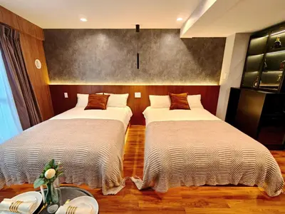 two beds sitting in a room with at A1 Shinjuku Business District hotel, 9 mins to ST Max 4P \u65b0\u5bbf\u5546\u52a1\u533a \u5168\u65b0\u88c5\u4fee \u4ea4\u901a\u4e2d\u5fc3 \u8f66\u7ad99\u5206\u949f \u6700\u59274\u4eba \u76f4\u8fbe\u65b0\u5bbf \u6d89\u8c37 \u8868\u53c2\u9053 \u54c1\u5ddd \u6c60\u888b \u4e0a\u91ce \u4ee3\u4ee3\u6728 \u94f6\u5ea7 \u539f\u5bbf in Tokyo