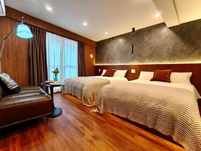a hotel room with two beds and a chair at A1 Shinjuku Business District hotel, 9 mins to ST Max 4P \u65b0\u5bbf\u5546\u52a1\u533a \u5168\u65b0\u88c5\u4fee \u4ea4\u901a\u4e2d\u5fc3 \u8f66\u7ad99\u5206\u949f \u6700\u59274\u4eba \u76f4\u8fbe\u65b0\u5bbf \u6d89\u8c37 \u8868\u53c2\u9053 \u54c1\u5ddd \u6c60\u888b \u4e0a\u91ce \u4ee3\u4ee3\u6728 \u94f6\u5ea7 \u539f\u5bbf in Tokyo