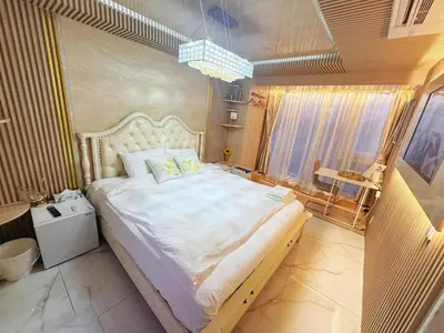 a bedroom with a large bed in a room at ReimiMondo 6702 in Tokyo