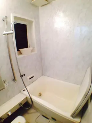 a white bathroom with a tub and a toilet at \u897f\u65b0\u5bbf\u548c\u5eb5 wa-an homestay in Tokyo