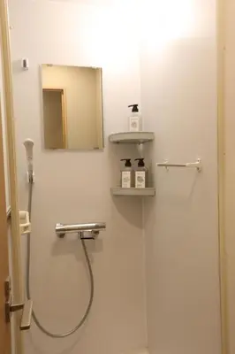 a bathroom with a shower and a mirror at \u96fb\u8eca\u3067\u65b0\u5bbf\u307e\u306710\u52063ldk2\u500b\u30c8\u30a4\u30ec2\u500b\u30b7\u30e3\u30ef\u30fc\u5ba4\u7121\u6599\u99d0\u8eca\u5834\u5ead\u4ed8\u304d in Tokyo