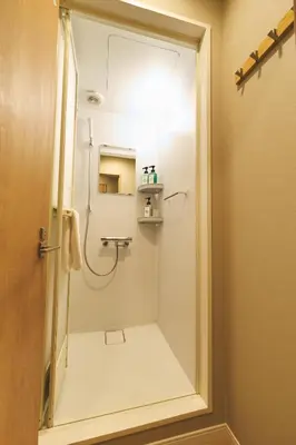 a bathroom with a shower with a glass door at \u96fb\u8eca\u3067\u65b0\u5bbf\u307e\u306710\u52063ldk2\u500b\u30c8\u30a4\u30ec2\u500b\u30b7\u30e3\u30ef\u30fc\u5ba4\u7121\u6599\u99d0\u8eca\u5834\u5ead\u4ed8\u304d in Tokyo