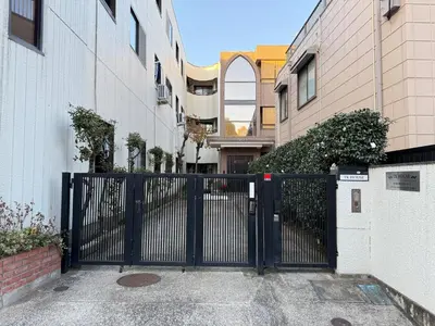 a black gate in front of a building at \u96fb\u8eca\u3067\u65b0\u5bbf\u307e\u306710\u52063ldk2\u500b\u30c8\u30a4\u30ec2\u500b\u30b7\u30e3\u30ef\u30fc\u5ba4\u7121\u6599\u99d0\u8eca\u5834\u5ead\u4ed8\u304d in Tokyo