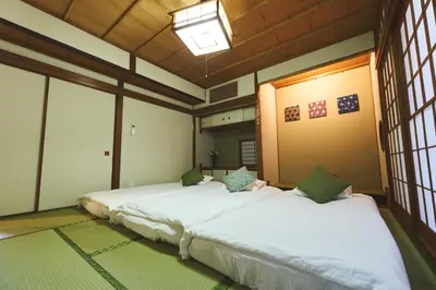 two twin beds in a room with windows at \u96fb\u8eca\u3067\u65b0\u5bbf\u307e\u306710\u52063ldk2\u500b\u30c8\u30a4\u30ec2\u500b\u30b7\u30e3\u30ef\u30fc\u5ba4\u7121\u6599\u99d0\u8eca\u5834\u5ead\u4ed8\u304d in Tokyo