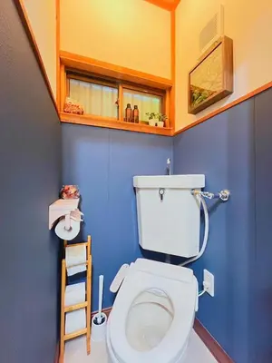 a bathroom with a toilet with a blue wall at Nakakasai Kodate NKK21 in Tokyo