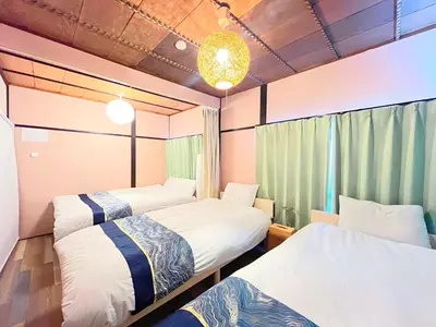 two beds in a room with pink and green walls at Nakakasai Kodate NKK21 in Tokyo