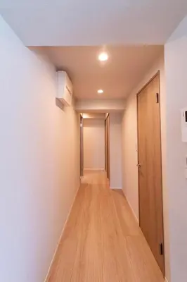 a hallway of an apartment with white walls and wooden floors at VOERE亀戸 - Kameido Modern Suite - Direct to Akihabara & Shinjuku - Near Asakusa, Skytree in Tokyo