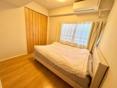 a small bedroom with a bed and a window at \u5317\u6ca2\u611b\u306e\u65c5 in Tokyo