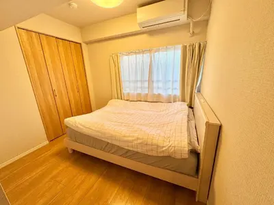 a small bedroom with a bed and a window at \u5317\u6ca2\u611b\u306e\u65c5 in Tokyo