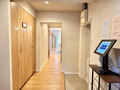 a hallway with a room with a door and a television at \u5317\u6ca2\u611b\u306e\u65c5 in Tokyo