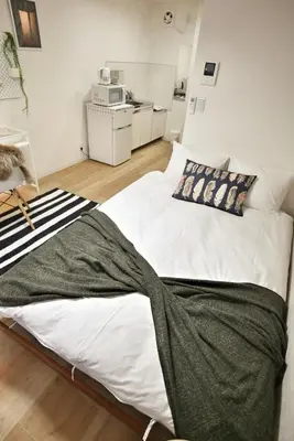 a bedroom with a large white bed in a room at BRT102, Apartment 102 for 2 people, direct access to Shinjuku and Shibuya on the Yamanote Line, convenient transportation, fully equipped in Tokyo