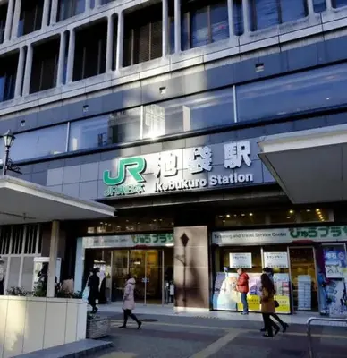 a group of people walking in front of a building at BRT202 Ikebukuro Station , Apartment for 2 people, direct access to Shinjuku and Shibuya on the Yamanote Line, convenient transportation, well-equipped in Tokyo