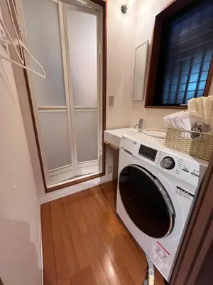 a washing machine in a kitchen with a window at \u306b\u3058\u3044\u308d\u90b8\u6771\u4eac\u5927\u5cf6\u99c5\u524d in Tokyo