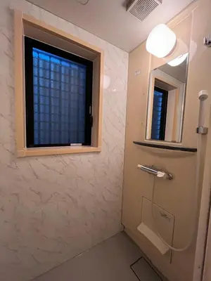 a bathroom with a window and a door at \u306b\u3058\u3044\u308d\u90b8\u6771\u4eac\u5927\u5cf6\u99c5\u524d in Tokyo
