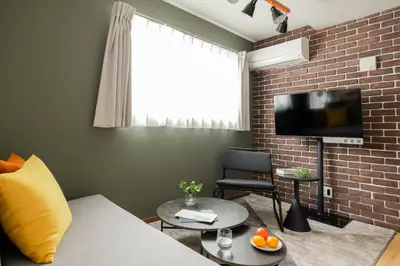 a living room with a couch and a tv at \u30f4\u30a3\u30f3\u30c6\u30fc\u30b8CiTY\u62bc\u4e0a in Tokyo
