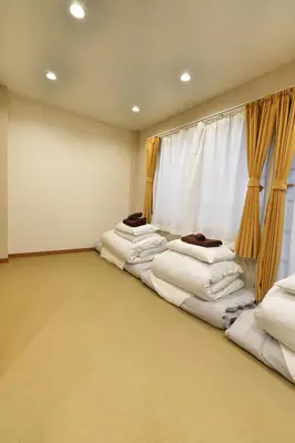 a room with a bunch of white pillows on the floor at BSY302 Ueno Kozuki 302, walk to Ueno shopping district, 3 min walk to subway station, rare quality listing! High-speed 10G Wi-Fi in Tokyo