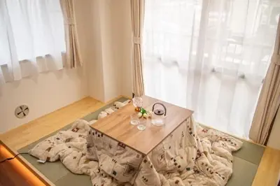 a room with a table and a blanket on the floor at \u4e1c\u4eac\u90fd\u4e2d\u91ce\u533a in Tokyo