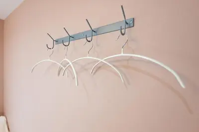 a metal rack with three onions on a pink wall at 長期割がお得 最大8名 2BR 55平米 東京駅電車10分 TDR スカイツリー好アクセス 駐車場予約 送迎有 HOTEL DREAM MUSIC Tōyōchō pastel in Tokyo