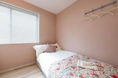 a bedroom with a bed and a window at 長期割がお得 最大8名 2BR 55平米 東京駅電車10分 TDR スカイツリー好アクセス 駐車場予約 送迎有 HOTEL DREAM MUSIC Tōyōchō pastel in Tokyo
