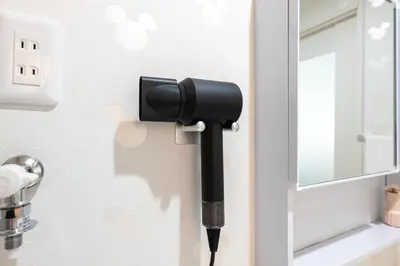a flashlight hanging on a wall next to a mirror at 長期割がお得 最大8名 2BR 55平米 東京駅電車10分 TDR スカイツリー好アクセス 駐車場予約 送迎有 HOTEL DREAM MUSIC Tōyōchō pastel in Tokyo