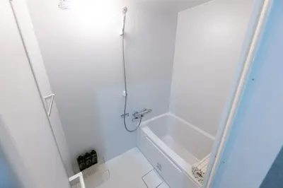 a shower with a glass door in a white bathroom at 長期割がお得 最大8名 2BR 55平米 東京駅電車10分 TDR スカイツリー好アクセス 駐車場予約 送迎有 HOTEL DREAM MUSIC Tōyōchō pastel in Tokyo