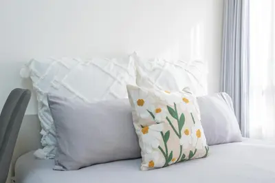 a bunch of pillows sitting on a bed at \u6771\u65b0\u5bbf\u99c5\u5f92\u6b69\u570f \u6b4c\u821e\u4f0e\u753a\u30ca\u30a4\u30c8\u30e9\u30a4\u30d5\u62e0\u70b9\u306e\u30e2\u30c0\u30f3\u5bbf EySi in Tokyo