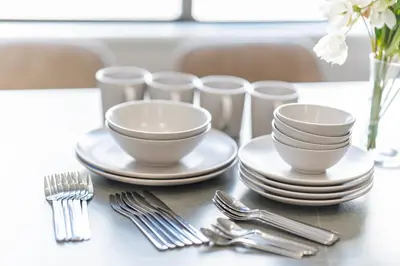 a table with plates and silverware on a table at \u6771\u65b0\u5bbf\u99c5\u5f92\u6b69\u570f \u6b4c\u821e\u4f0e\u753a\u30ca\u30a4\u30c8\u30e9\u30a4\u30d5\u62e0\u70b9\u306e\u30e2\u30c0\u30f3\u5bbf EySi in Tokyo