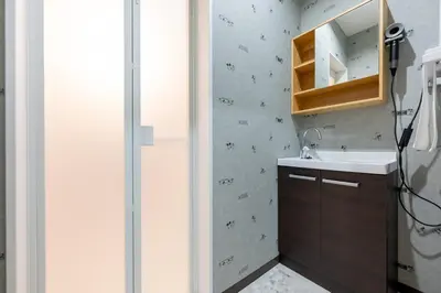 a bathroom with a sink and a mirror at 長期割がお得 最大12名 2BR 70平米 東京駅電車10分 TDR スカイツリー好アクセス 駐車場予約 送迎有 HOTEL DREAM MUSIC Tōyōchō japanese-modern in Tokyo